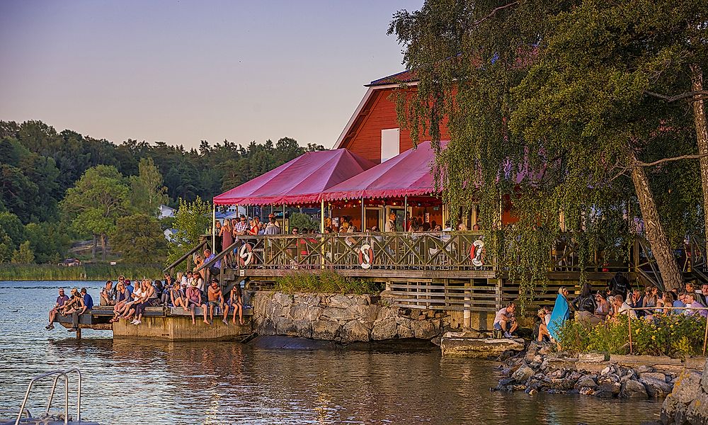 Sommarfest på Badholmen vid vattnet i Vaxholms skärgård.