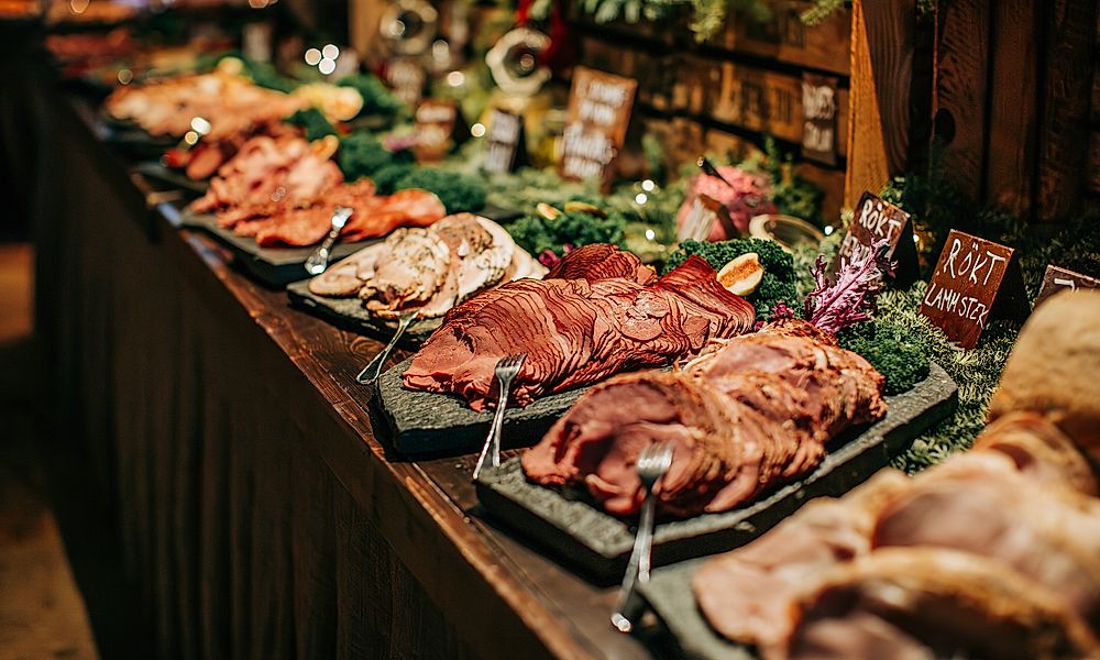Skivat kött och charkuterier på julbordet på Vaxholms Kastell i Stockholms skärgård.