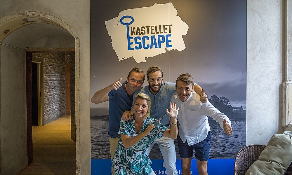 Grupp framför skylten till Kastellet Escape på Vaxholms Kastell.