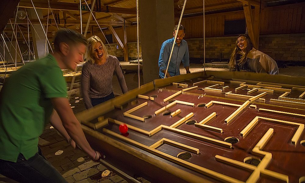 Deltagare spelar labyrintspel under Lagkampen på Vaxholms Kastell.
